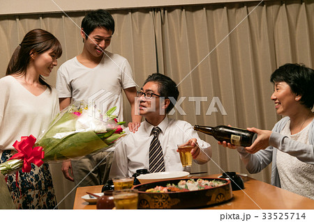 ビジネスマン 男性 定年 退職 定年退職 家族 ビジネスマン 男性 定年 退職 定年退職 家族 33525714