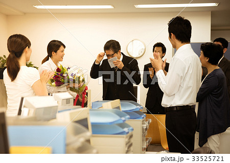 ビジネス ビジネスマン 男性 定年 退職 定年退職 ビジネス ビジネスマン 男性 定年 退職 定年退職 33525721
