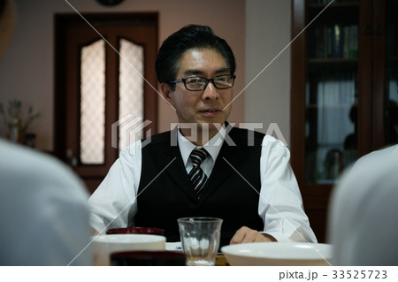 家族　食事　団らん　仲良し　父親 33525723