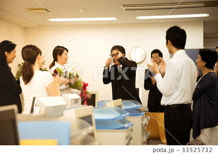 ビジネス　ビジネスマン　男性　定年　退職　定年退職 33525732