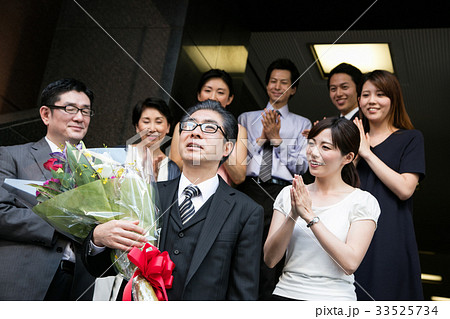 ビジネス　ビジネスマン　男性　定年　退職　定年退職 33525734