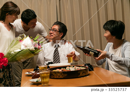 ビジネスマン　男性　定年　退職　定年退職　家族 33525737