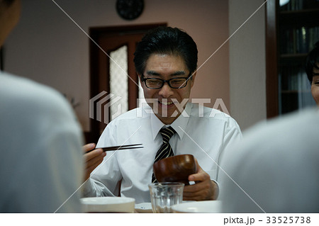 家族　食事　団らん　仲良し　父親 33525738