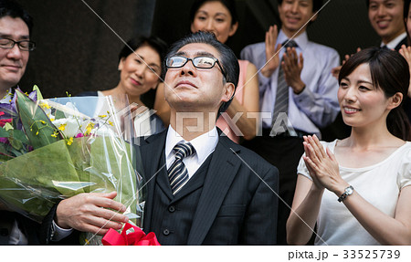 ビジネスマン　男性　定年　退職　定年退職　家族 33525739