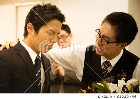 ビジネス　ビジネスマン　男性　定年　退職　定年退職 33525744