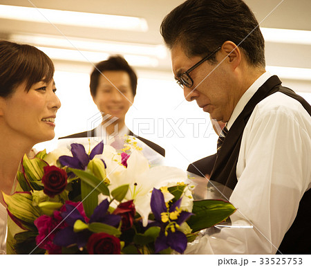 ビジネス　ビジネスマン　男性　定年　退職　定年退職 33525753