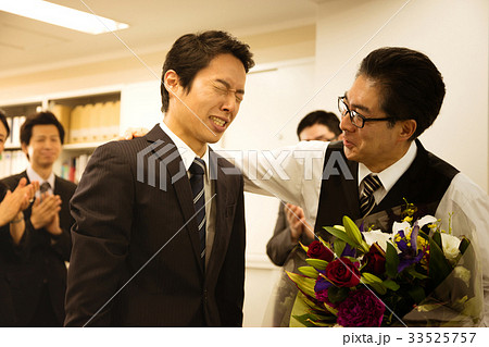 ビジネス　ビジネスマン　男性　定年　退職　定年退職 33525757