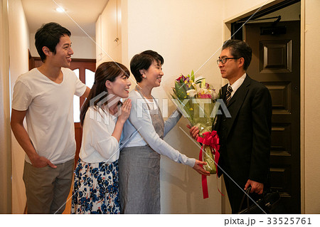 ビジネスマン 男性 定年 退職 定年退職 家族 ビジネスマン 男性 定年 退職 定年退職 家族 33525761