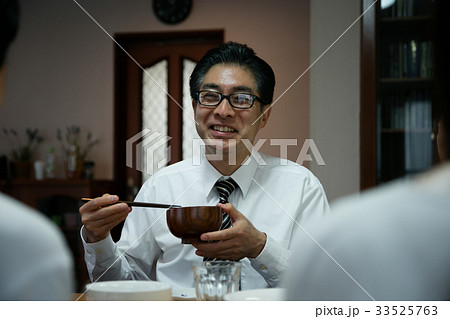 家族　食事　団らん　仲良し　父親 33525763