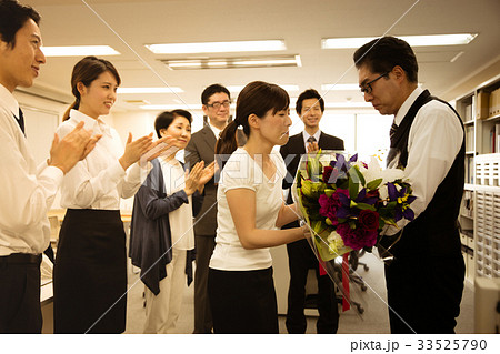 ビジネス　ビジネスマン　男性　定年　退職　定年退職 33525790