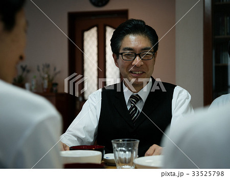 家族　食事　団らん　仲良し　父親 33525798