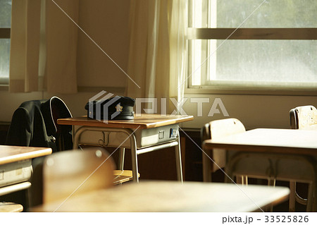 教室にある学生帽 教室にある学生帽 33525826