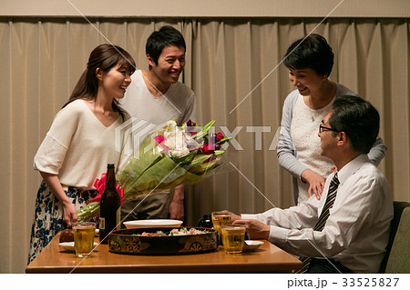 ビジネスマン　男性　定年　退職　定年退職　家族 33525827