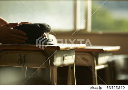 教室にある学生帽 教室にある学生帽 33525840