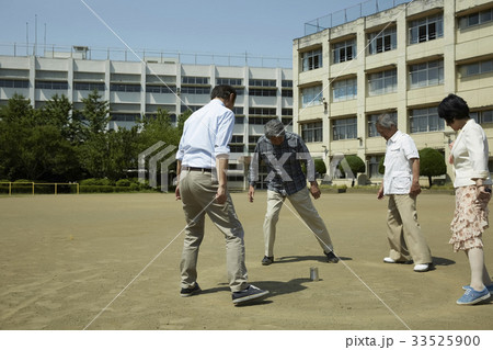 母校で遊ぶシニア 同窓会イメージ 母校で遊ぶシニア 同窓会イメージ 33525900