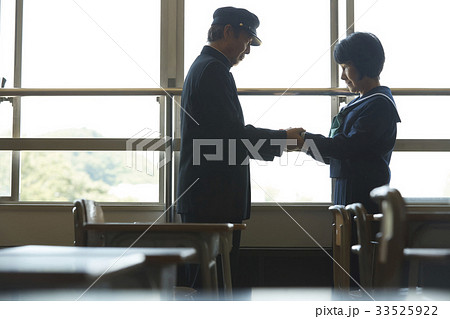 恋愛　制服を着たシニアカップル 33525922