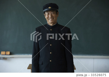 制服を着たシニア男性 33526075