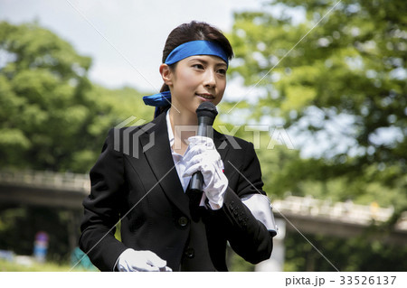 選挙活動　演説　政治家　 女性　街頭 33526137