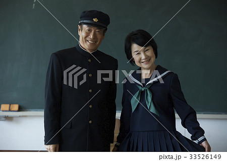 制服を着たシニア男女 制服を着たシニア男女 33526149