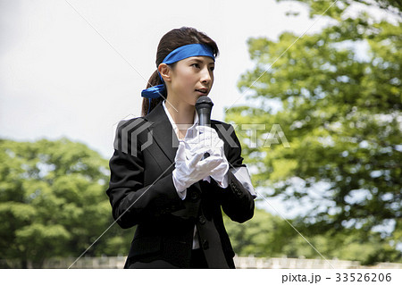 選挙活動　演説　政治家　 女性　街頭 33526206