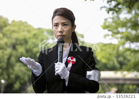 選挙活動　演説　政治家　 女性　街頭 33526221