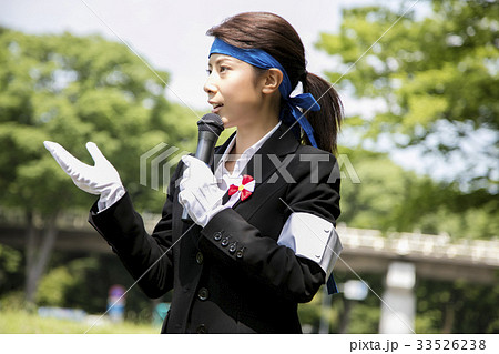 選挙活動 演説 政治家 女性 街頭 選挙活動 演説 政治家 女性 街頭 33526238