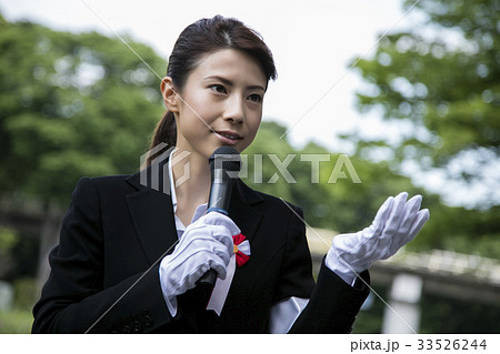 選挙活動　演説　政治家　 女性　街頭 33526244
