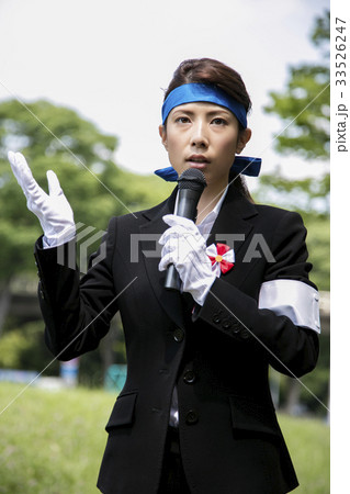 選挙活動　演説　政治家　 女性　街頭 33526247