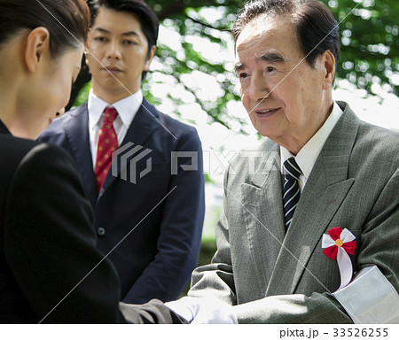 選挙活動　演説　政治家　 男性　街頭　握手 33526255