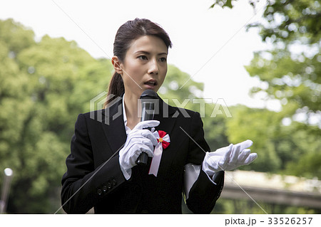 選挙活動　演説　政治家　 女性　街頭 33526257