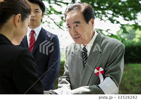 選挙活動 演説 政治家 男性 街頭 握手 選挙活動 演説 政治家 男性 街頭 握手 33526262