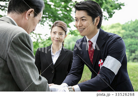 選挙活動　演説　政治家　 男性　街頭　握手 33526268