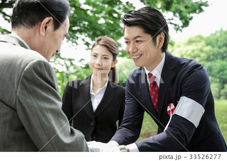 選挙活動 演説 政治家 男性 街頭 握手 選挙活動 演説 政治家 男性 街頭 握手 33526277
