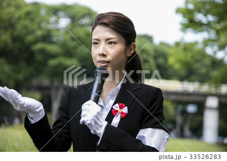 選挙活動　演説　政治家　 女性　街頭 33526283