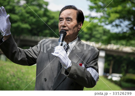 選挙活動 演説 政治家 男性 街頭 選挙活動 演説 政治家 男性 街頭 33526299