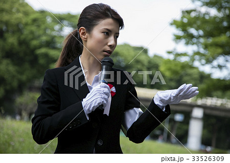 選挙活動 演説 政治家 女性 街頭の写真素材