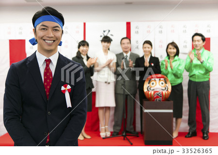 選挙　当選　政治家　 男性　選挙事務所　選挙活動　ポートレート 33526365