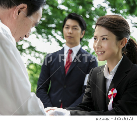 選挙活動 演説 政治家 女性 街頭 握手 選挙活動 演説 政治家 女性 街頭 握手 33526372