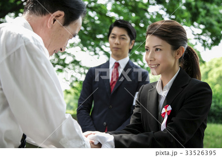 選挙活動　演説　政治家　 女性　街頭　握手 33526395