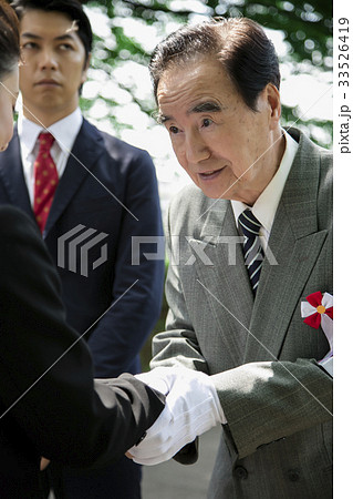 選挙活動 演説 政治家 男性 街頭 握手 選挙活動 演説 政治家 男性 街頭 握手 33526419