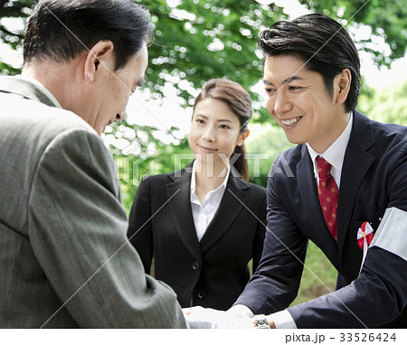 選挙活動 演説 政治家 男性 街頭 握手 選挙活動 演説 政治家 男性 街頭 握手 33526424