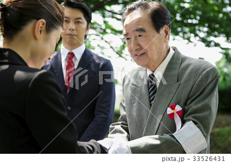 選挙活動　演説　政治家　 男性　街頭　握手 33526431