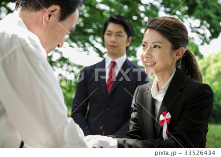 選挙活動 演説 政治家 女性 街頭 握手 選挙活動 演説 政治家 女性 街頭 握手 33526434