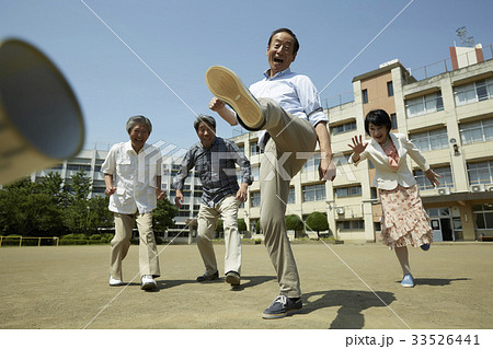母校で遊ぶシニア 33526441