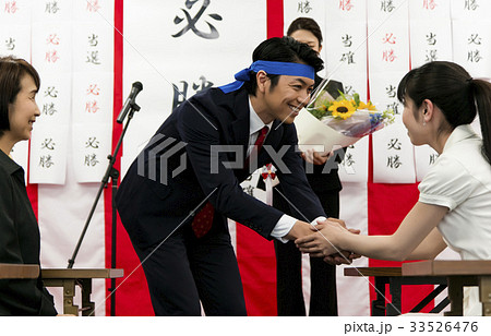 選挙　当選　政治家　 男性　選挙事務所　後援 33526476