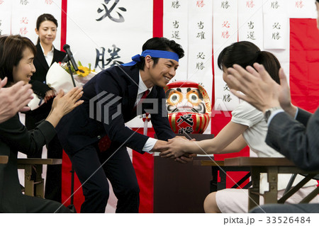 選挙 当選 政治家 男性 選挙事務所 後援 選挙 当選 政治家 男性 選挙事務所 後援 33526484