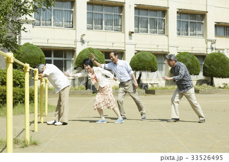 母校で遊ぶシニア 33526495