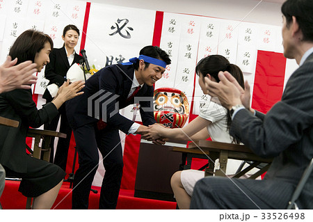 選挙　当選　政治家　 男性　選挙事務所　後援 33526498