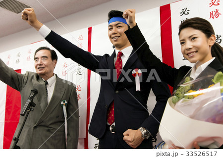 選挙　当選　政治家　 男性　選挙事務所　選挙活動 33526517