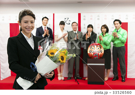 選挙 当選 政治家 女性 選挙事務所 選挙活動 ポートレート 選挙 当選 政治家 女性 選挙事務所 選挙活動 ポートレート 33526560